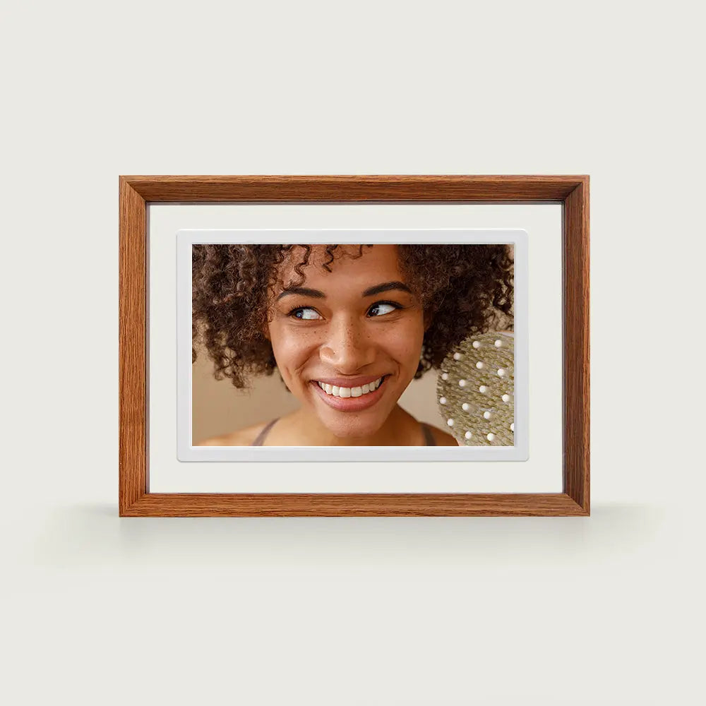 Pinpin 2.0 Wood Digital Frame — Walnut Finish