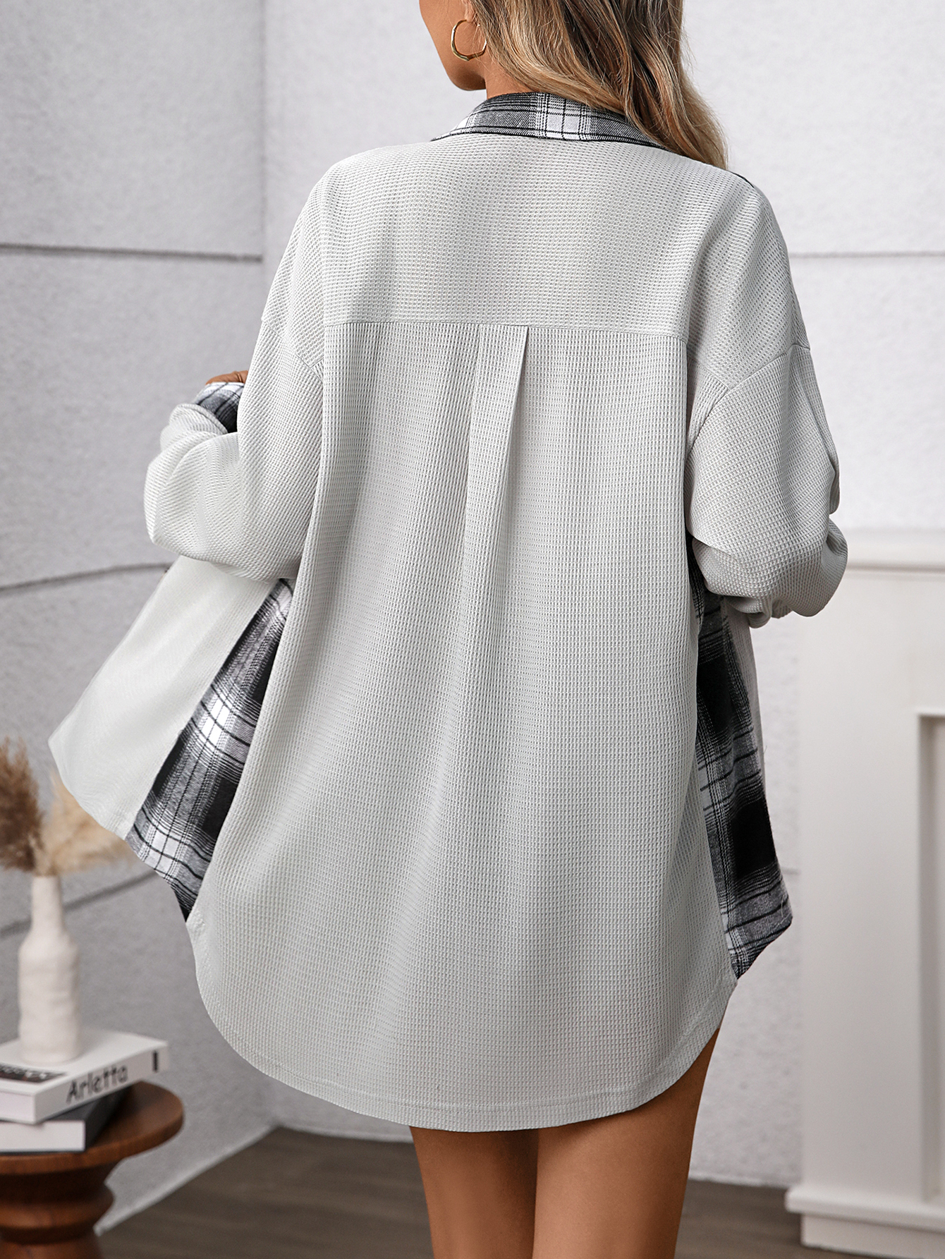 Women's plaid patchwork casual jacket, versatile and fashionable.