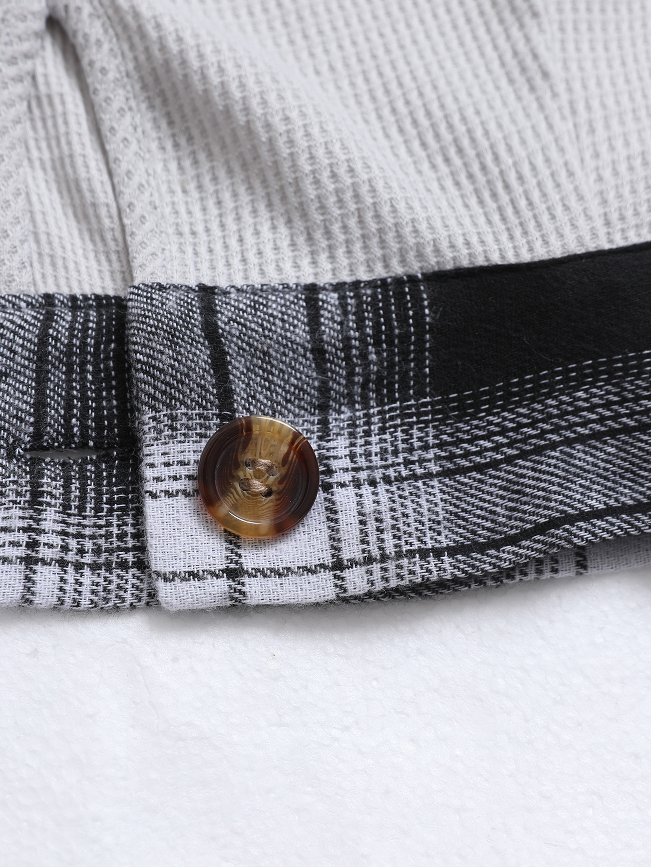 Women's plaid patchwork casual jacket, versatile and fashionable.
