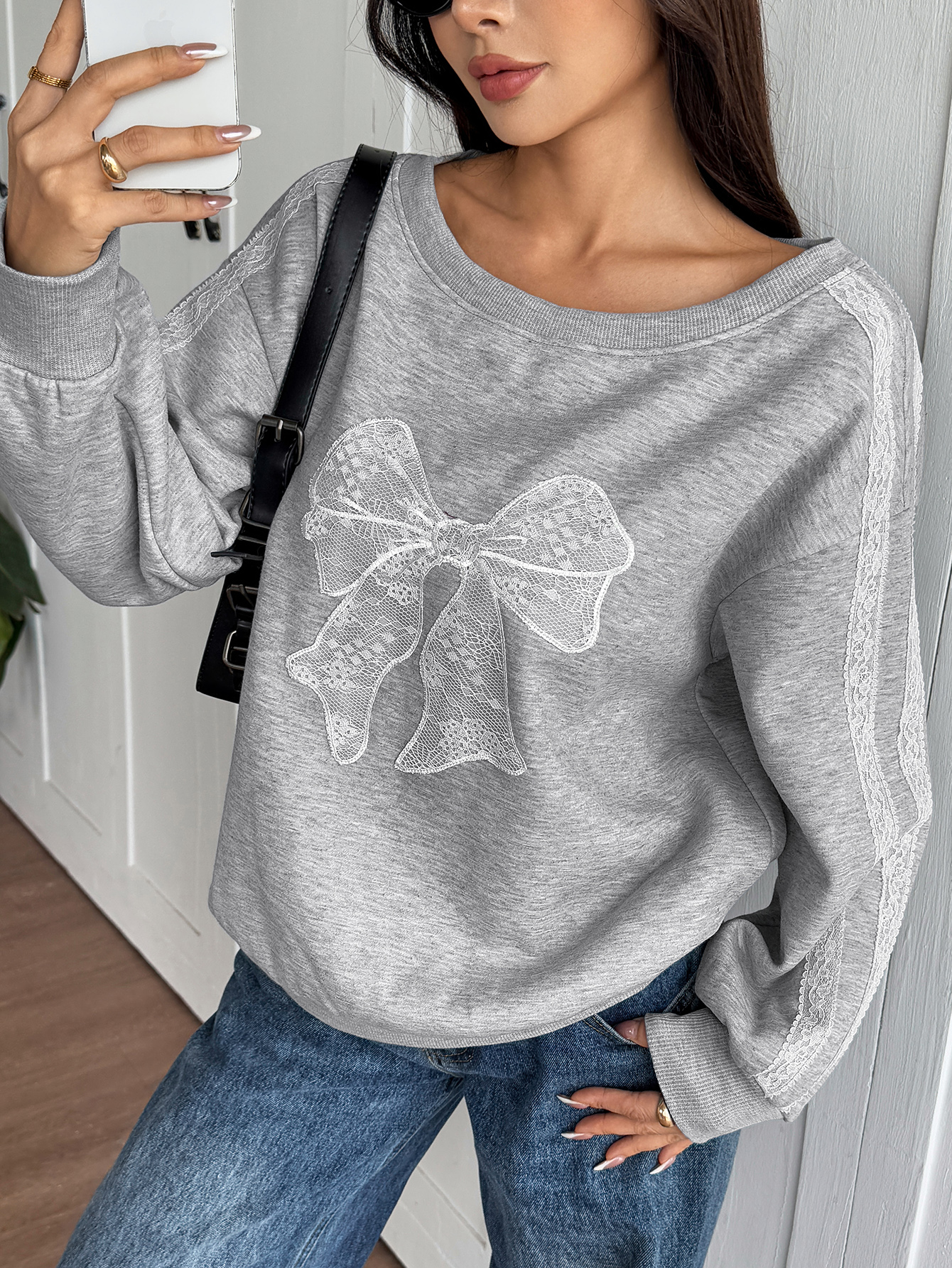 Women's Hand-Cranked Bowknot Decorated Lace Sleeve Sweatshirt