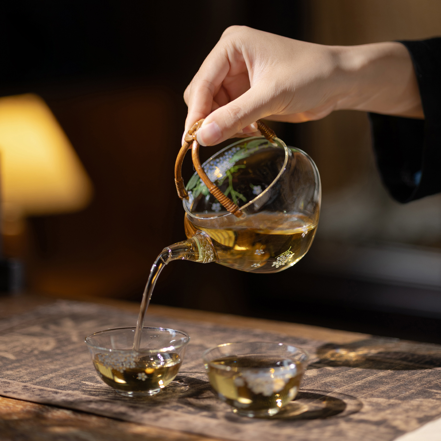 Handcrafted Borosilicate Glass Teapot with Rattan Handle – Hand-Painted Hydrangea