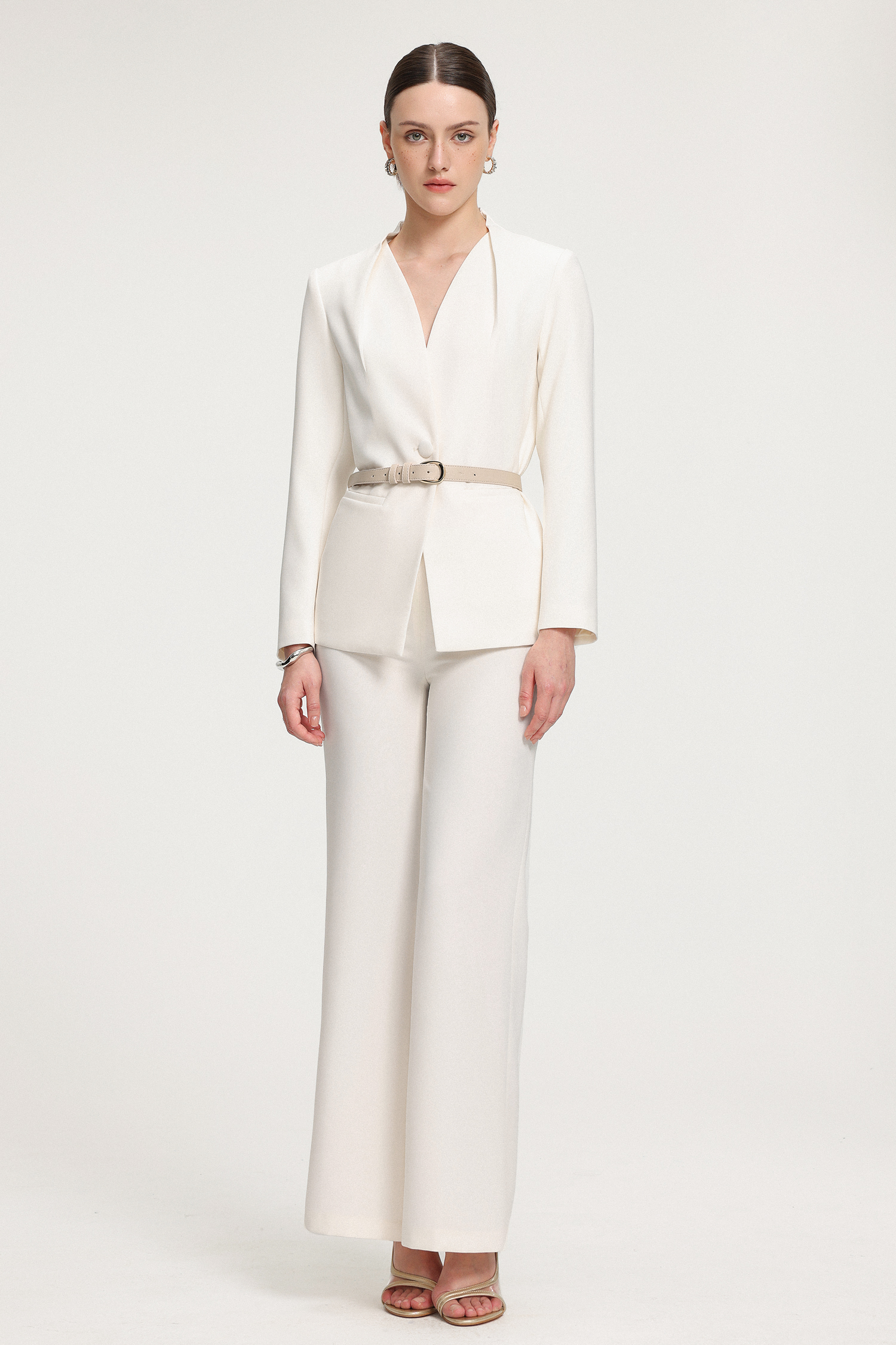 TOP: Belted Shawl-Collar Crepe Blazer；Bottom：Wide-Leg Crepe Trousers