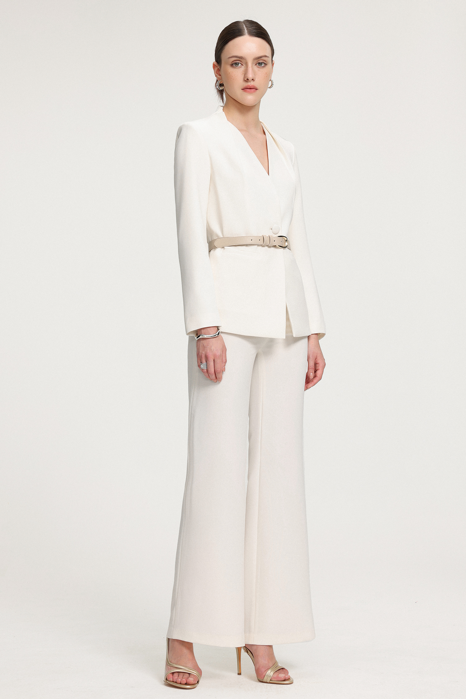 TOP: Belted Shawl-Collar Crepe Blazer；Bottom：Wide-Leg Crepe Trousers
