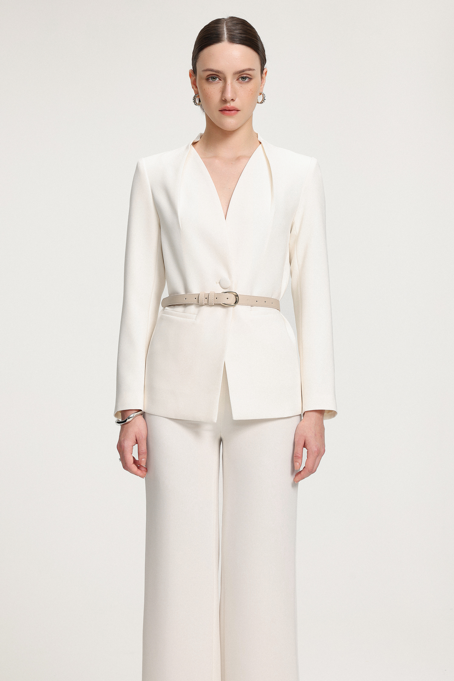 TOP: Belted Shawl-Collar Crepe Blazer；Bottom：Wide-Leg Crepe Trousers