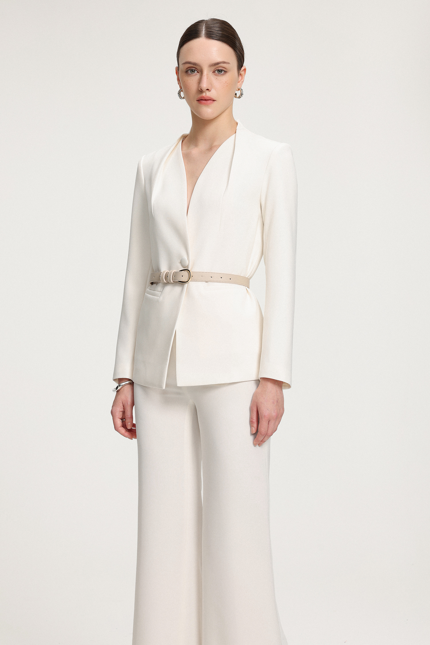 TOP: Belted Shawl-Collar Crepe Blazer；Bottom：Wide-Leg Crepe Trousers