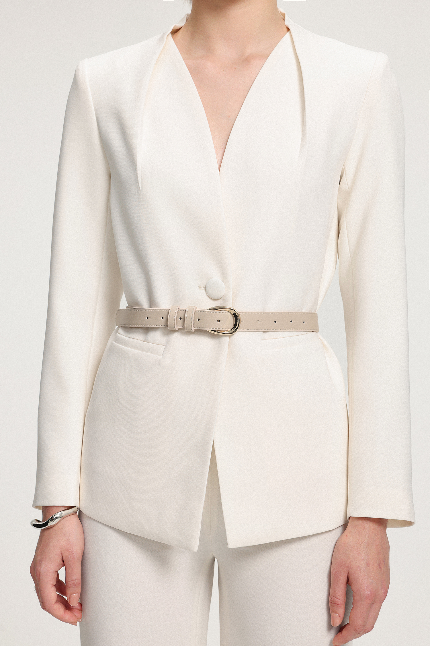 TOP: Belted Shawl-Collar Crepe Blazer；Bottom：Wide-Leg Crepe Trousers