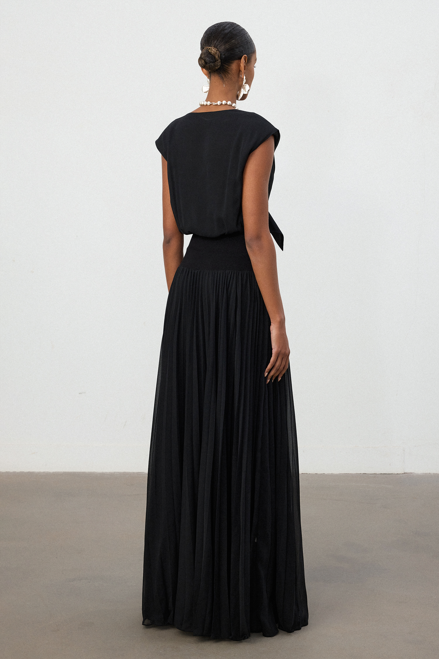 Black Pleated Floor-Length Maxi Skirt