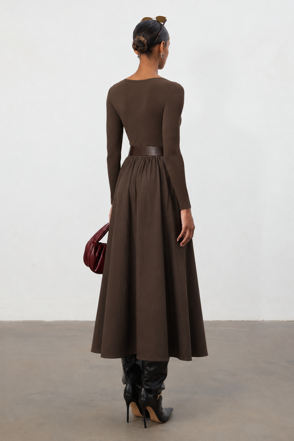 Tusare Chic Contour U-Neck Long Sleeve Matching Faux Leather Belt Knit Maxi Dress