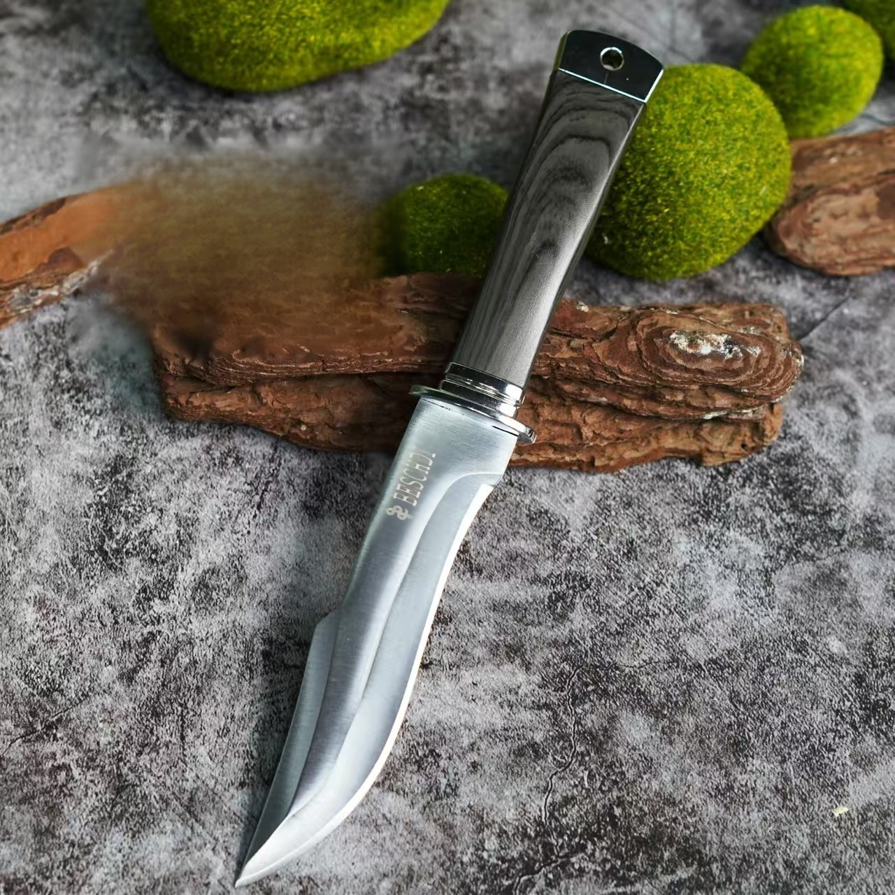 🔥 Dieses multifunktionale Outdoor-Messer wird in einer Meisterwerkstatt in Solingen handgefertigt! Selbst nach 100.000 Schnitten bleibt es messerscharf – ohne zu verbiegen oder zu verformen. 💪🔪