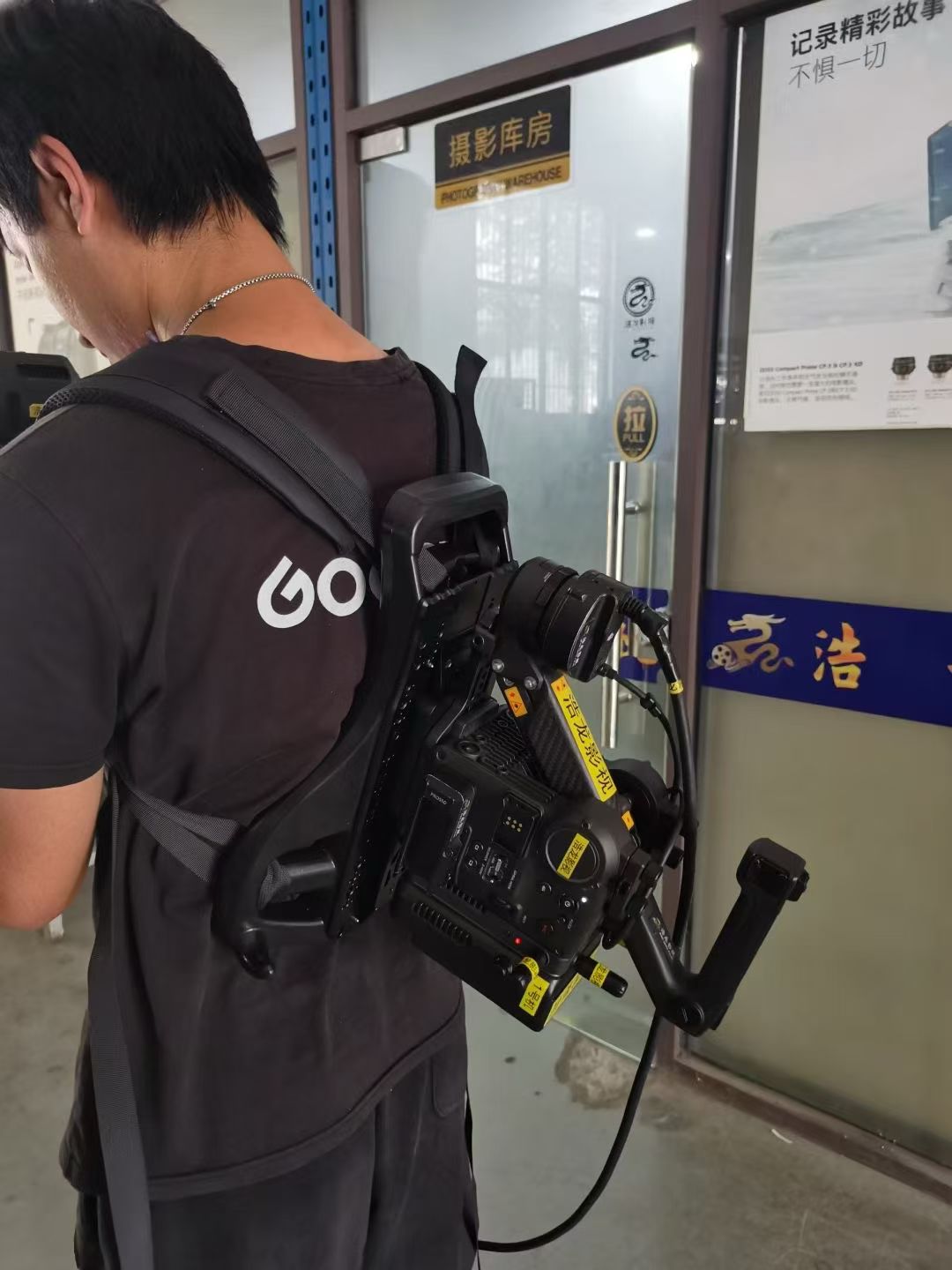 DJI Ronin 4D , SONY CineAlta 3/8 screws hold the camera backpack