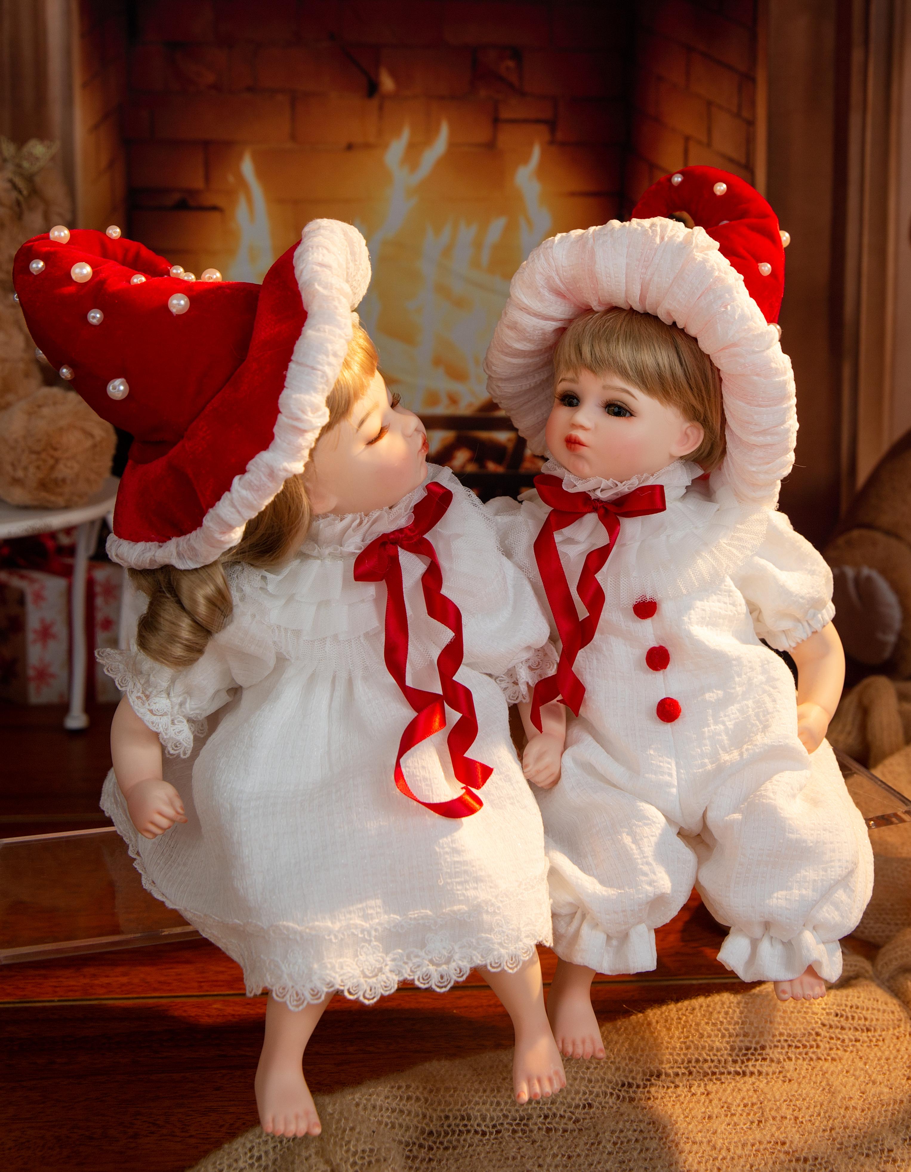 Berrykiss-36cm/14-inch Realistic Porcelain Baby Dolls with Santa Hat (1 Set)