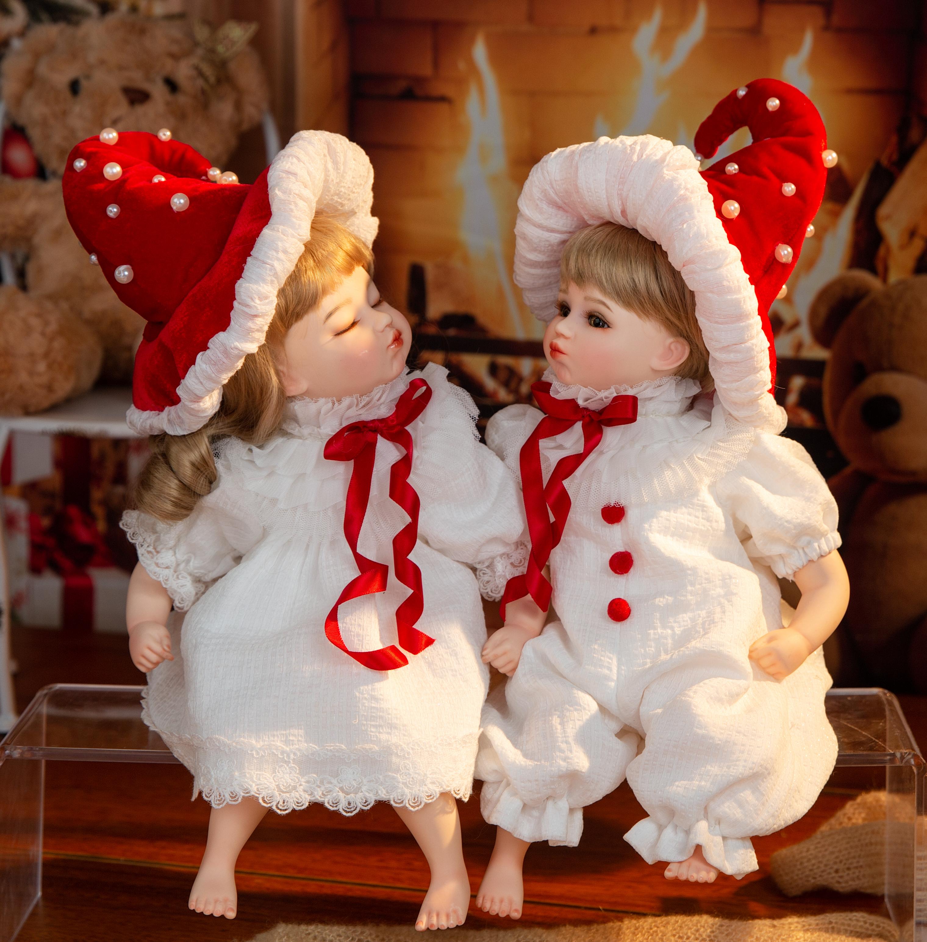 Berrykiss-36cm/14-inch Realistic Porcelain Baby Dolls with Santa Hat (1 Set)