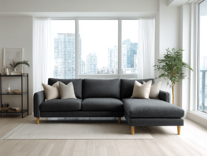 Hoekbank in stof 270×160×85 cm – donkergrijs – met chaise longue drie rugkussens en vier sierkussens – modern design