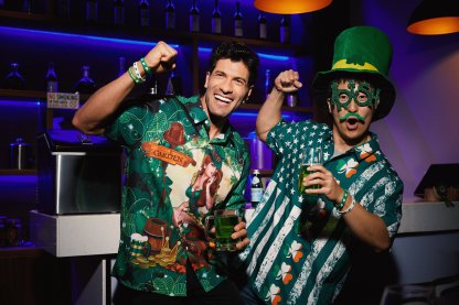 Hawaiian Button Up Shirt for Men Green St. Patrick's Day Lucky Clover Gold Coins Beauty Regular Fit Short Sleeve Shirt St Paddy's Day Shirt