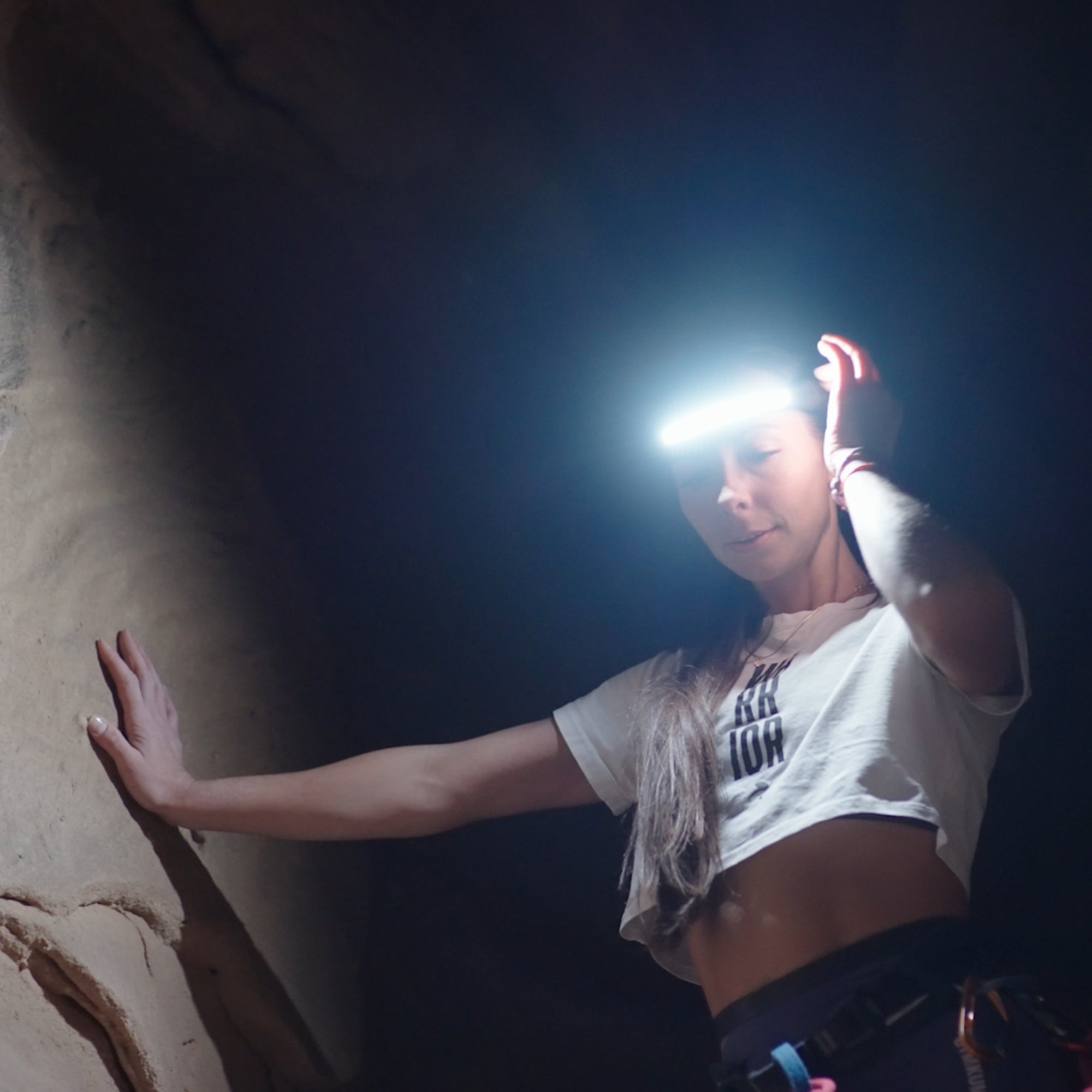 JordiLight used as a headlamp in a dark outdoor environment