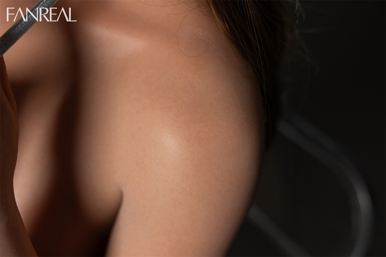 FanReal | Della - 3ft 1/95cm ROS G-Cup Tanned Silicone Torso for Men