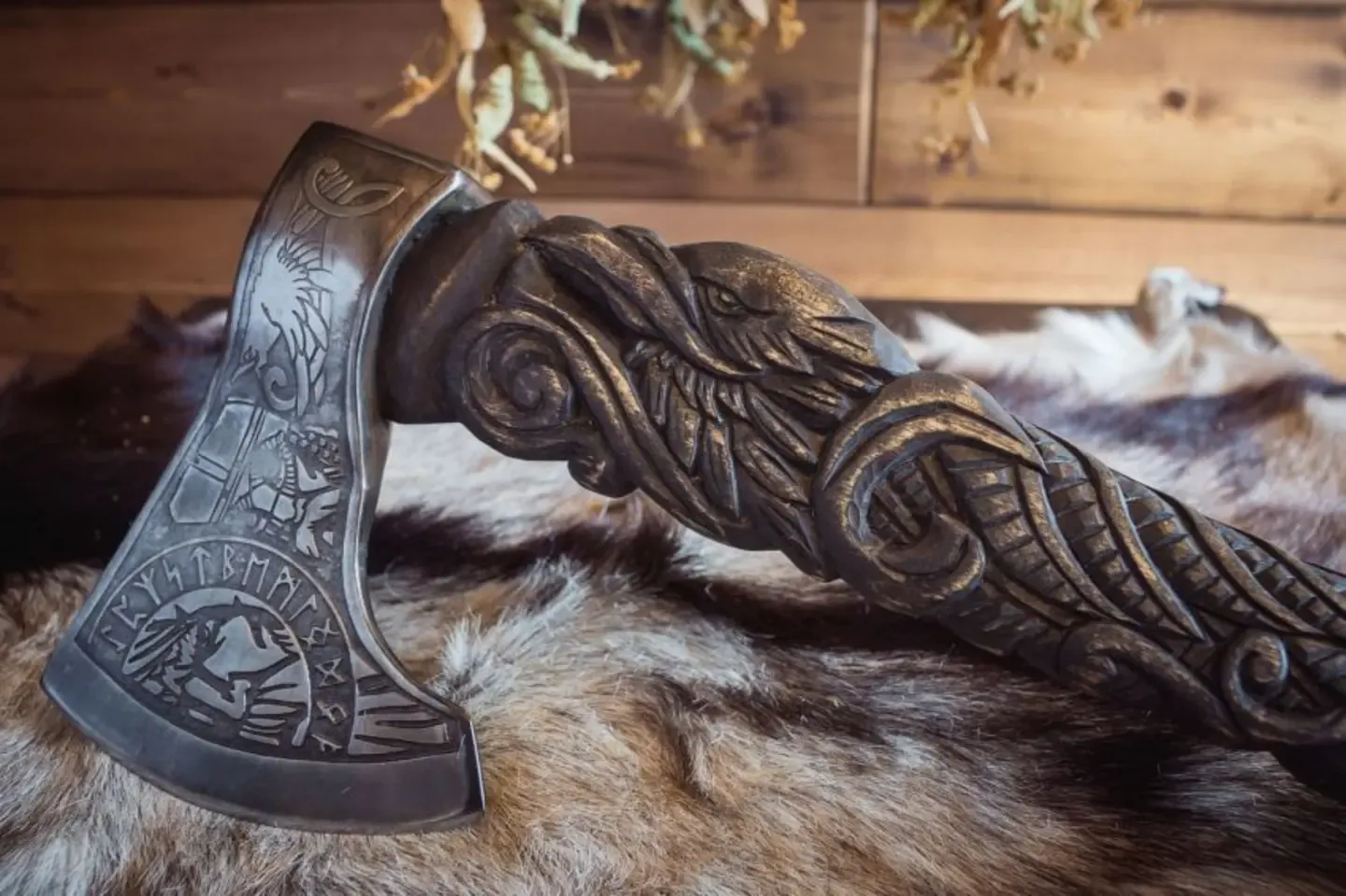 50% ZĽAVA - Severská rytá uhlíková oceľ Viking Raven. Najlepší spoločník pre outdoorových nadšencov
