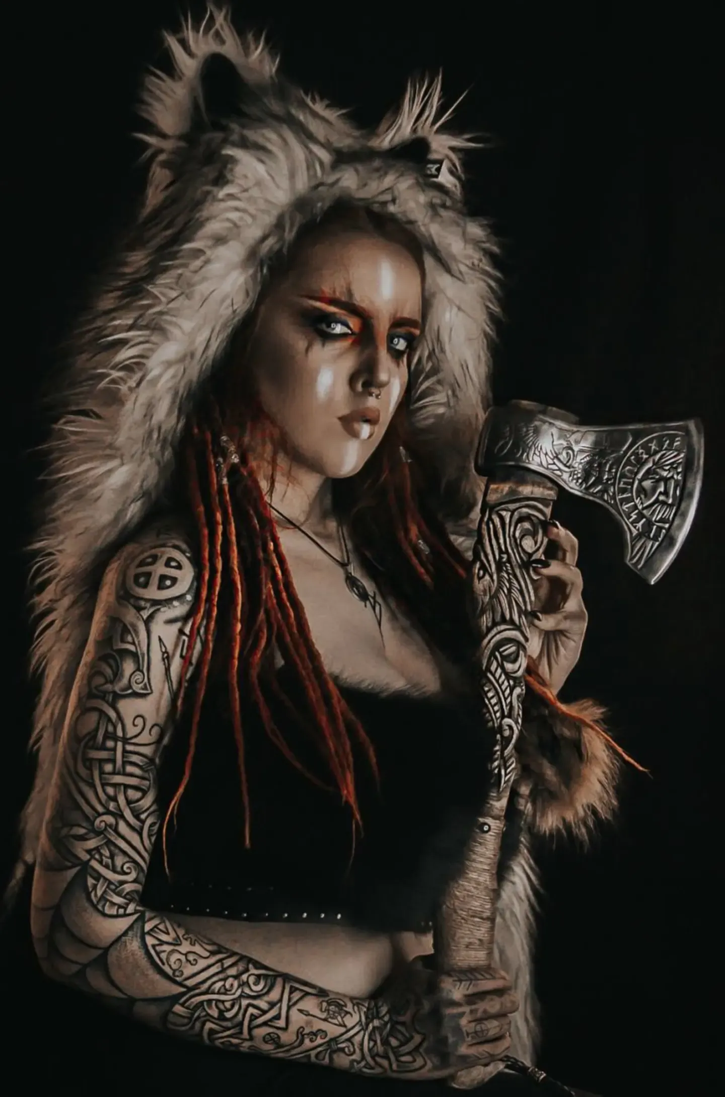 50% ZĽAVA - Severská rytá uhlíková oceľ Viking Raven. Najlepší spoločník pre outdoorových nadšencov