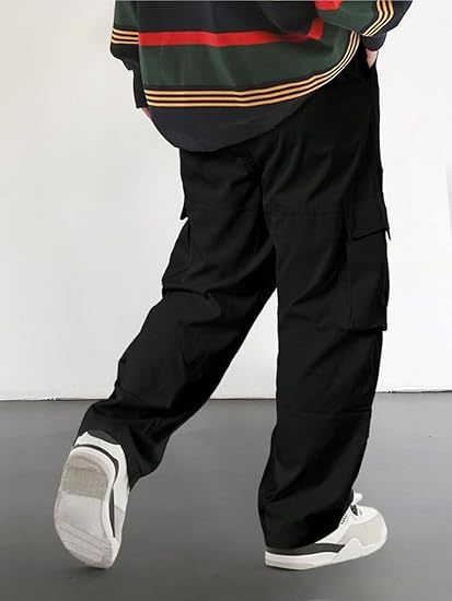 Men's loose-fitting solid color cargo pants with multiple pockets