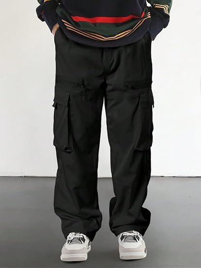 Men's loose-fitting solid color cargo pants with multiple pockets