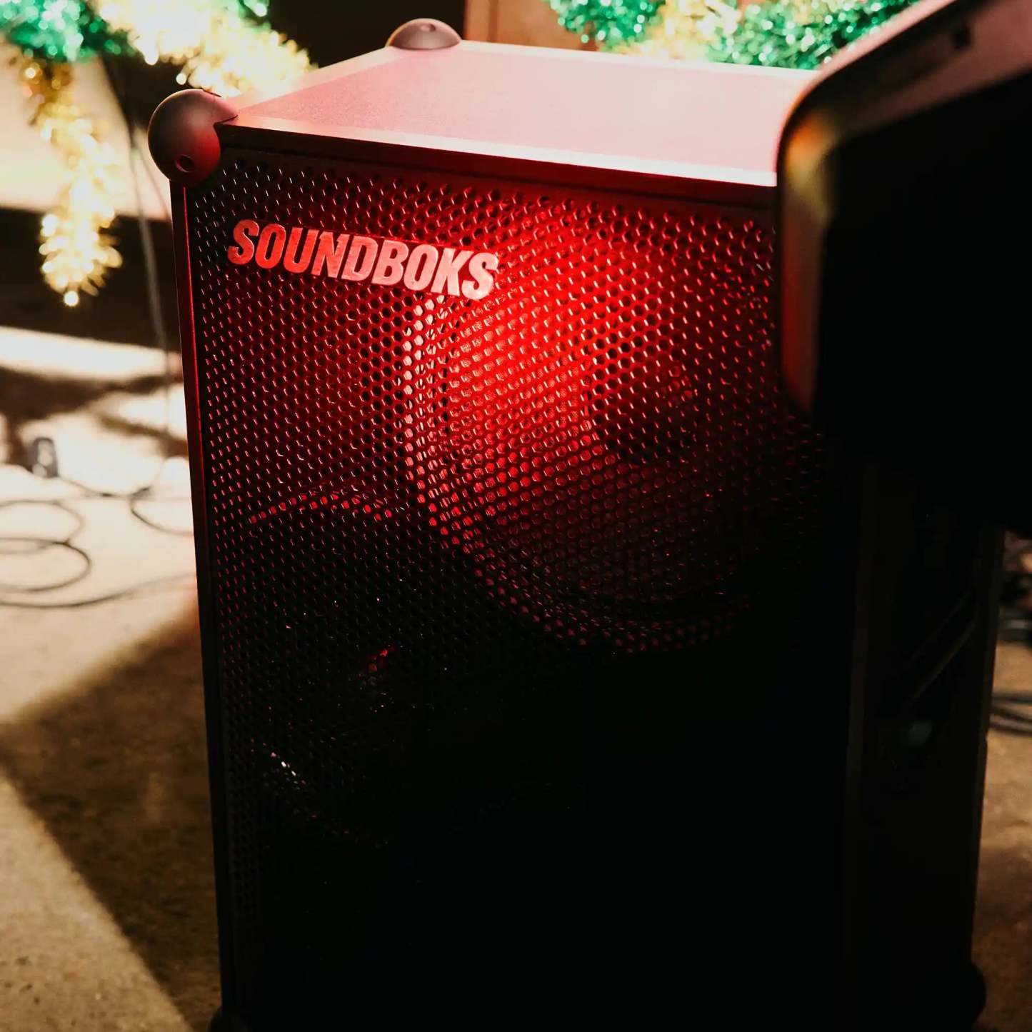 The Soundboks 4 on floor in red light#grill-color_black