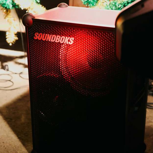 The Soundboks 4 on floor in red light#grill-color_black