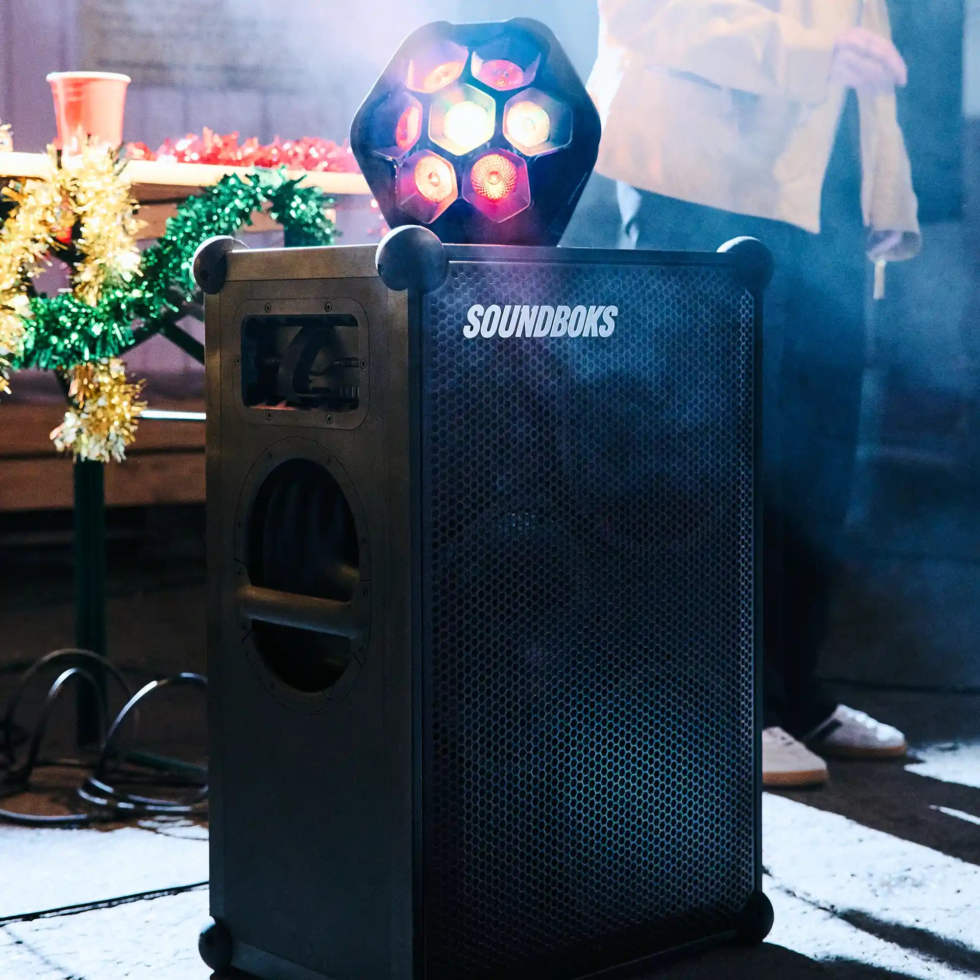 The Soundboks 4 with the Lightboks on top of it#grill-color_black