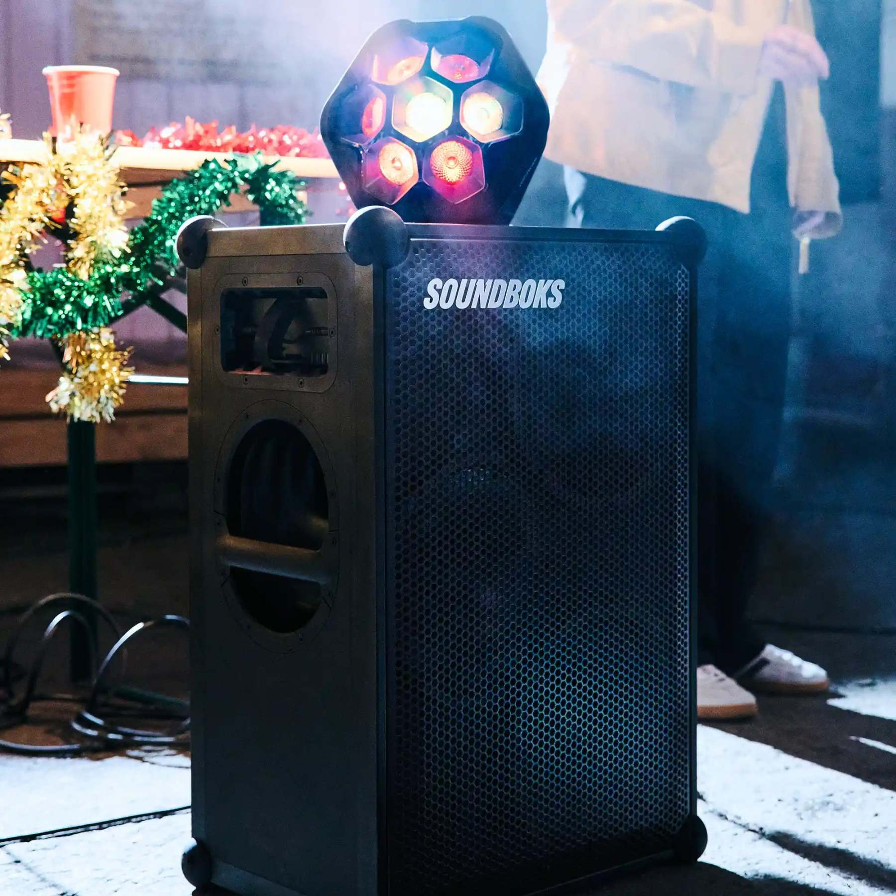 The Soundboks 4 with the Lightboks on top of it#grill-color_black