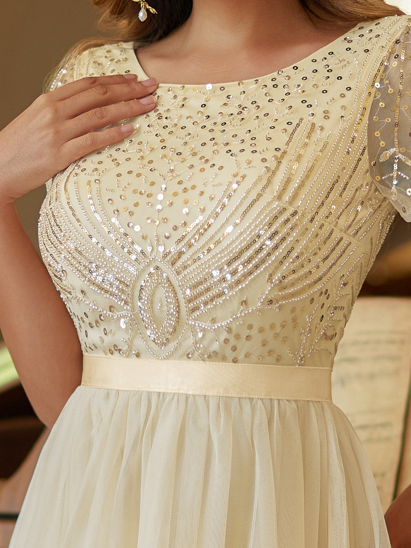 Elegant Round Neck Short Sleeve Beaded Tulle Wedding Gown