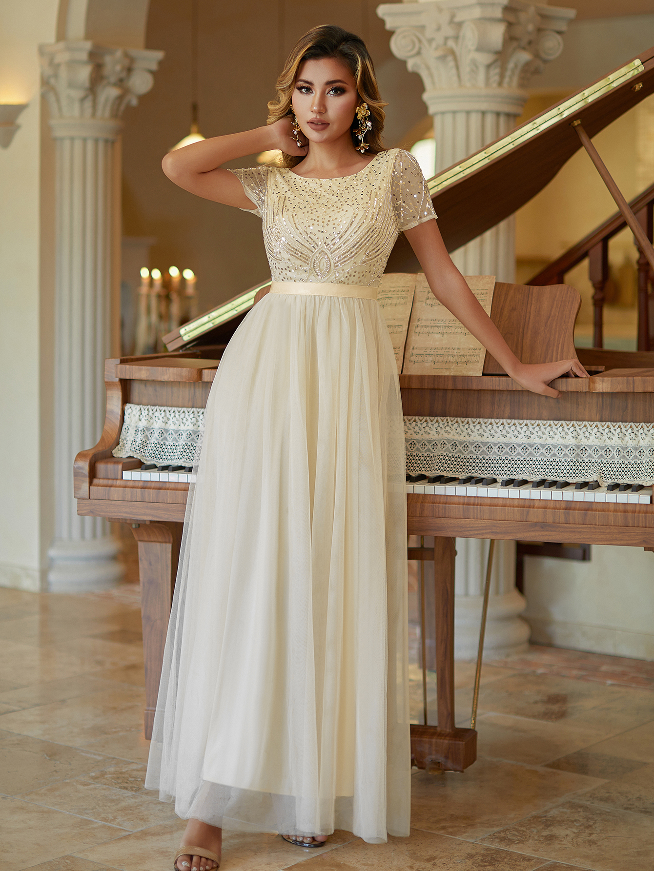 Elegant Round Neck Short Sleeve Beaded Tulle Wedding Gown