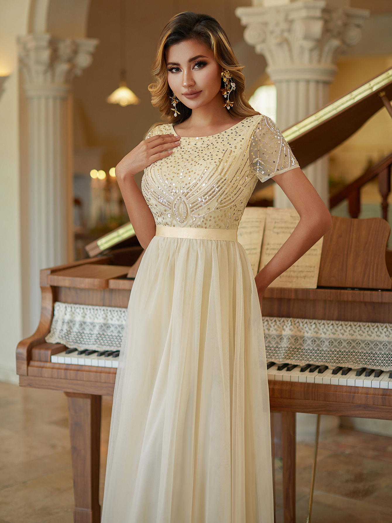 Elegant Round Neck Short Sleeve Beaded Tulle Wedding Gown