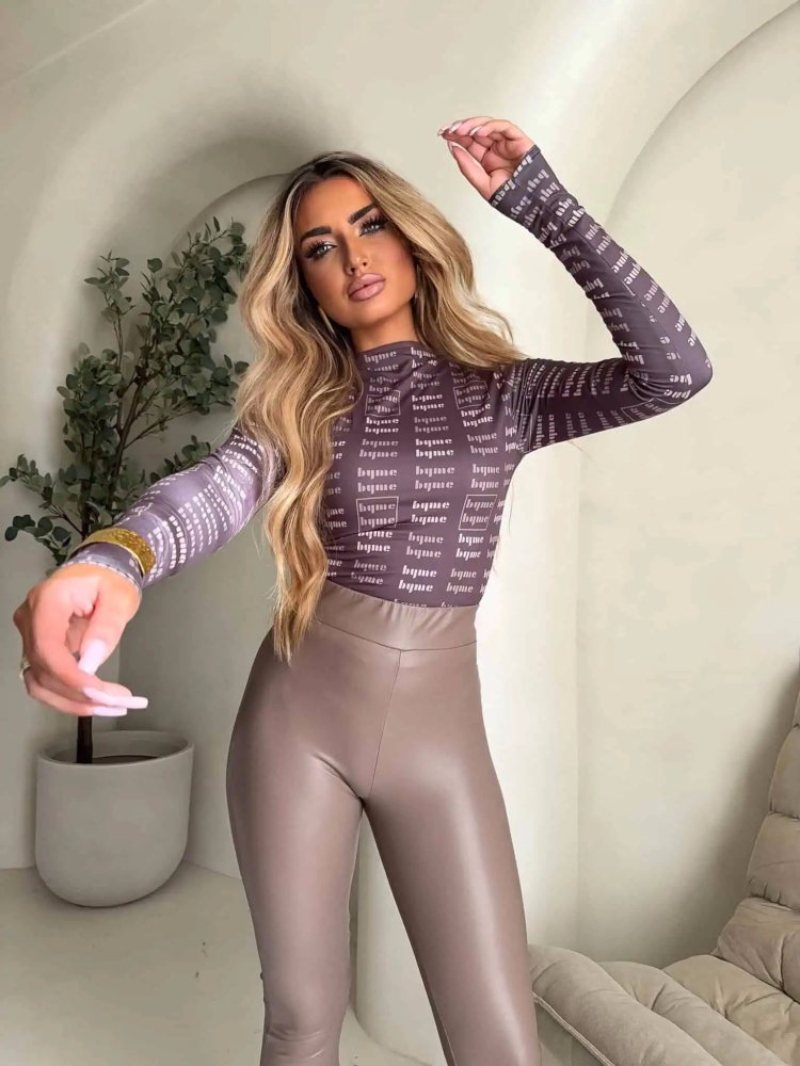 Woman's High-neck long-sleeved letter print fitted top