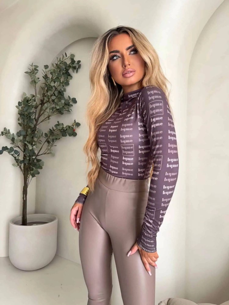 Woman's High-neck long-sleeved letter print fitted top