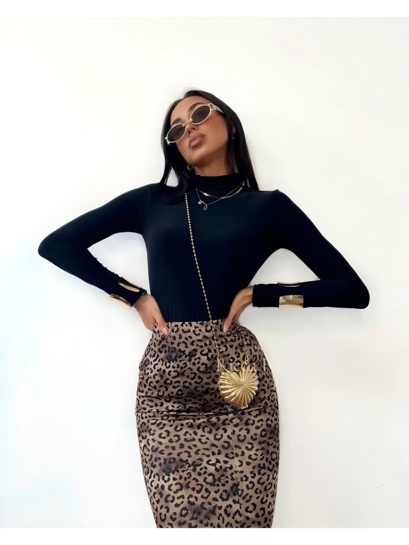 Woman's High-quality solid color turtleneck sweater