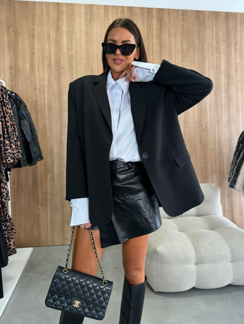 Woman's Oversized Blazer with Lapel and Pocket Detail