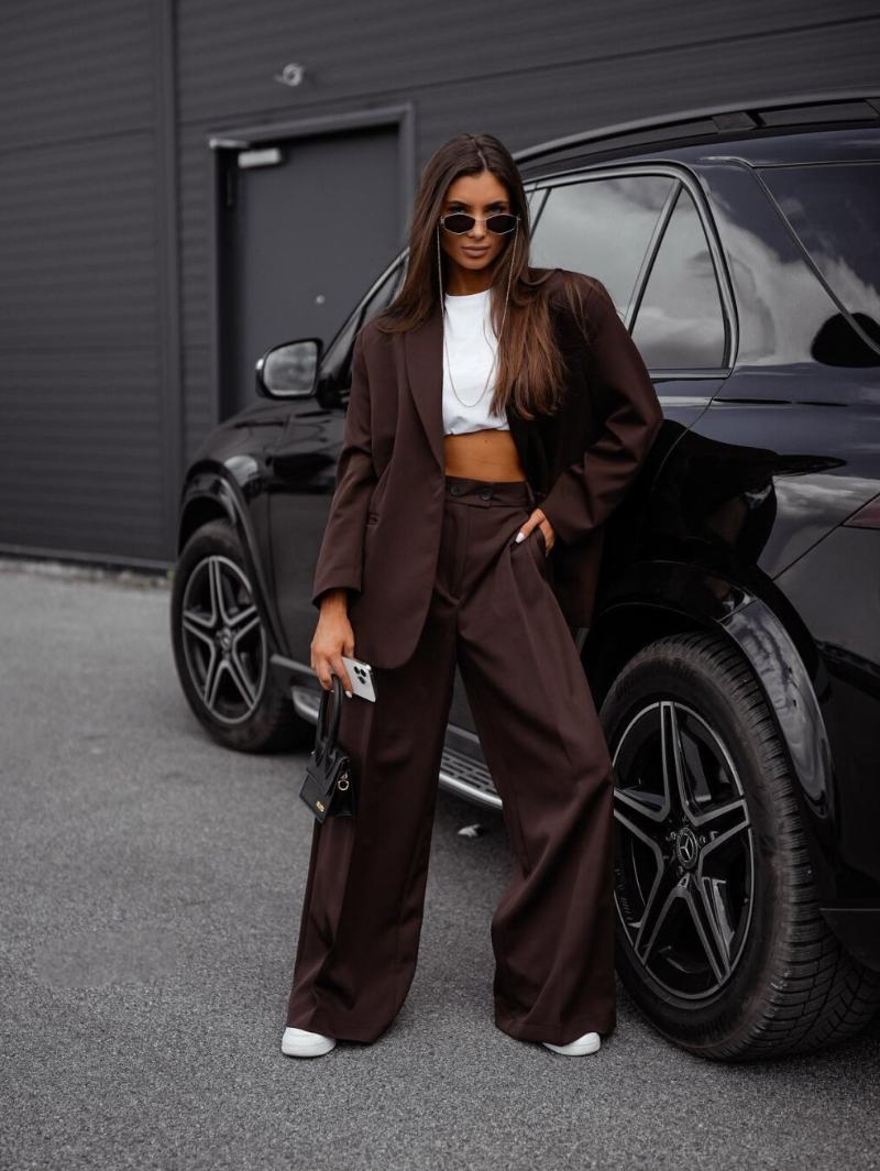 Woman's Oversized Blazer with Lapel and Pocket Detail