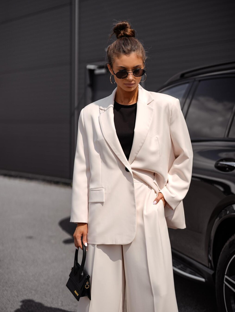 Woman's Oversized Blazer with Lapel and Pocket Detail