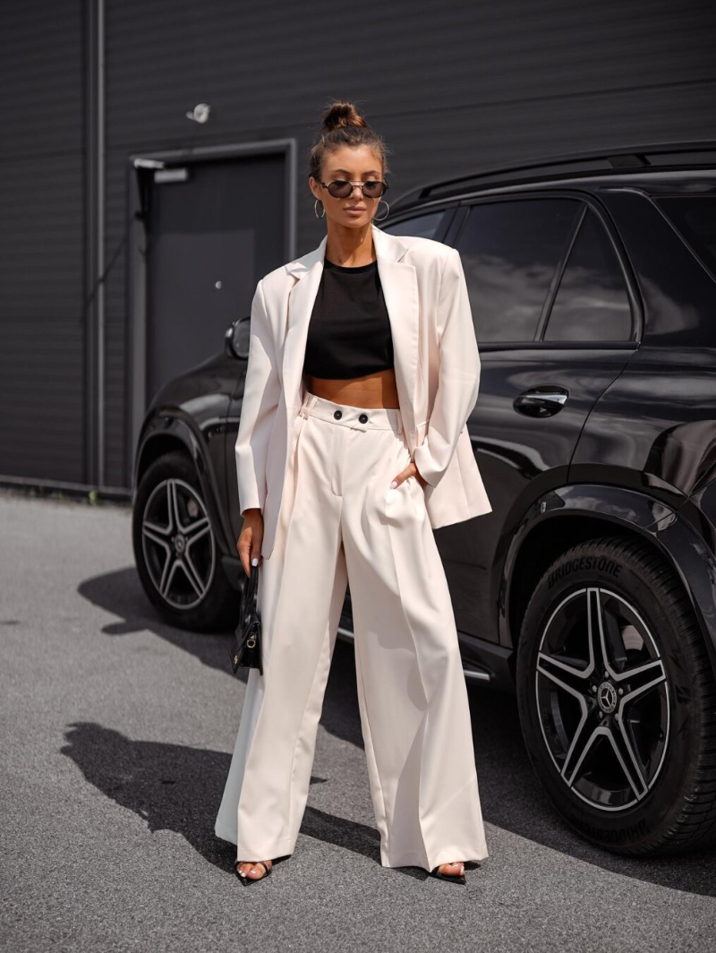 Woman's Oversized Blazer with Lapel and Pocket Detail