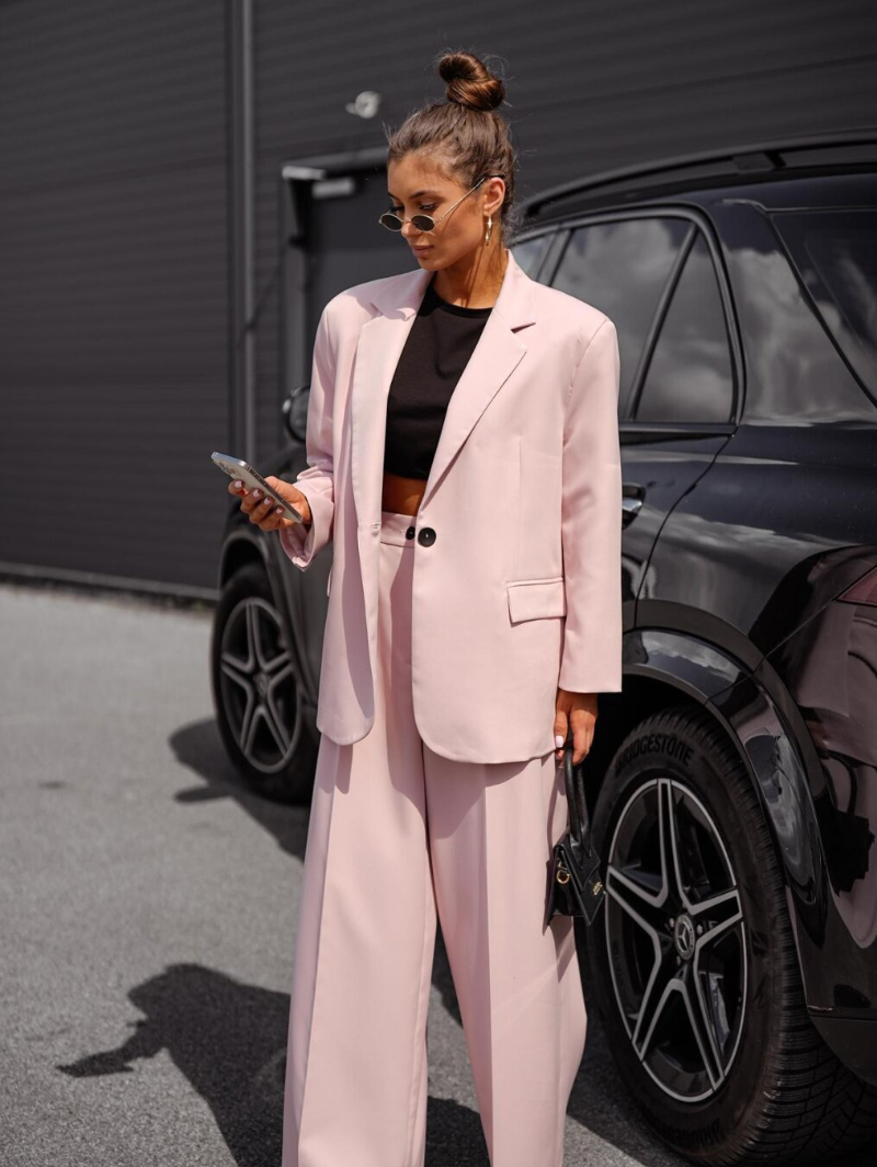 Woman's Oversized Blazer with Lapel and Pocket Detail