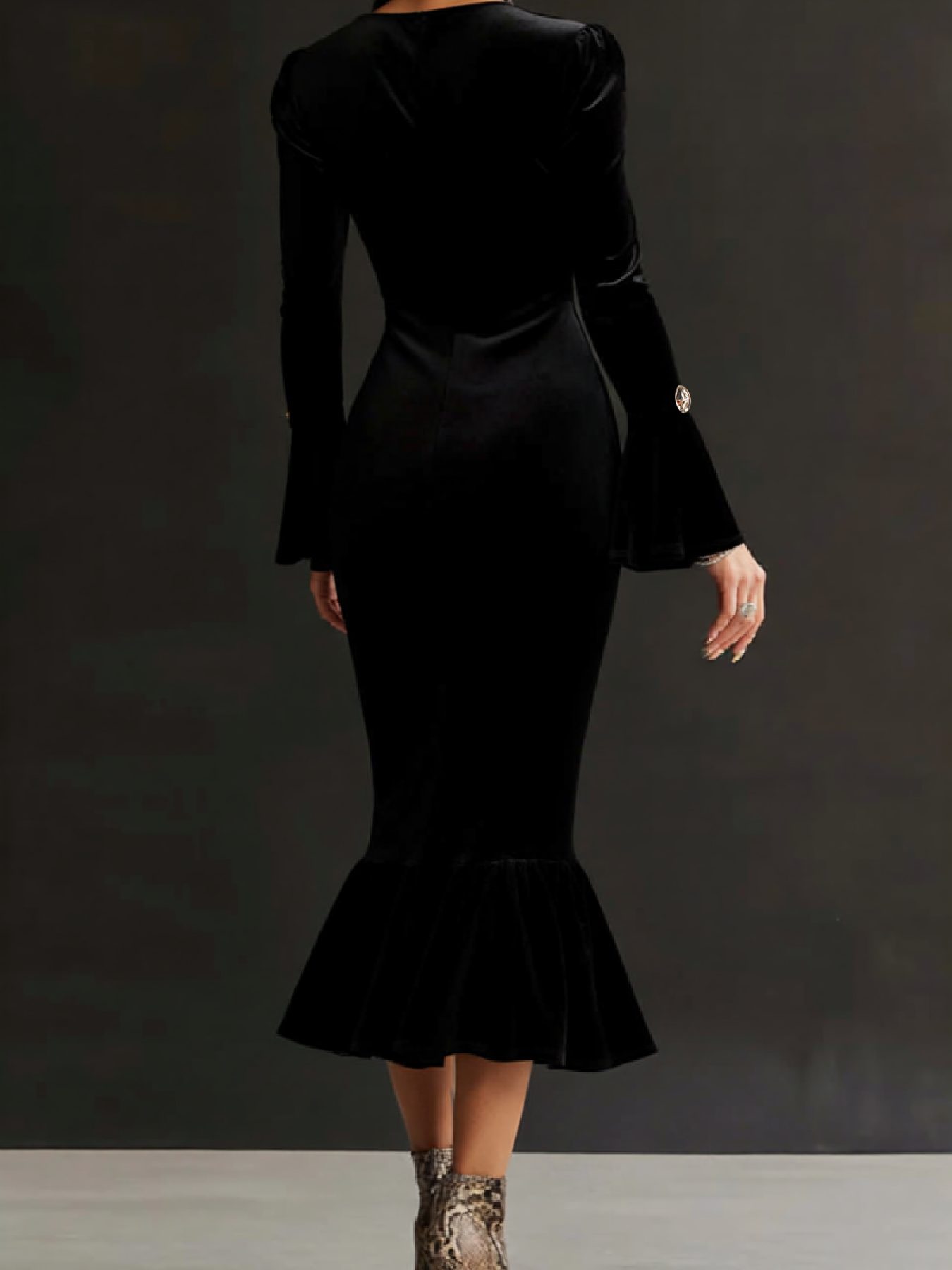 Woman‘s Black Velvet V-Neck Bell Sleeve Button-Embellished Mermaid Maxi Dress