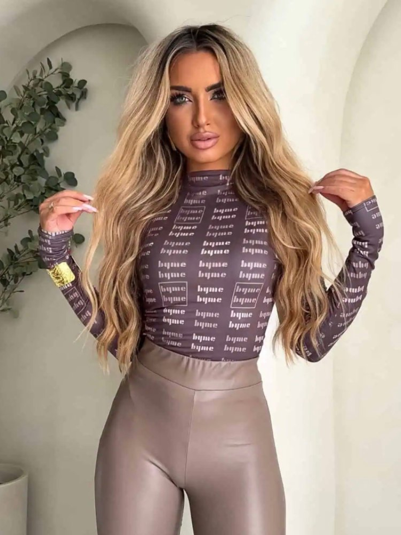 Woman's High-neck long-sleeved letter print fitted top