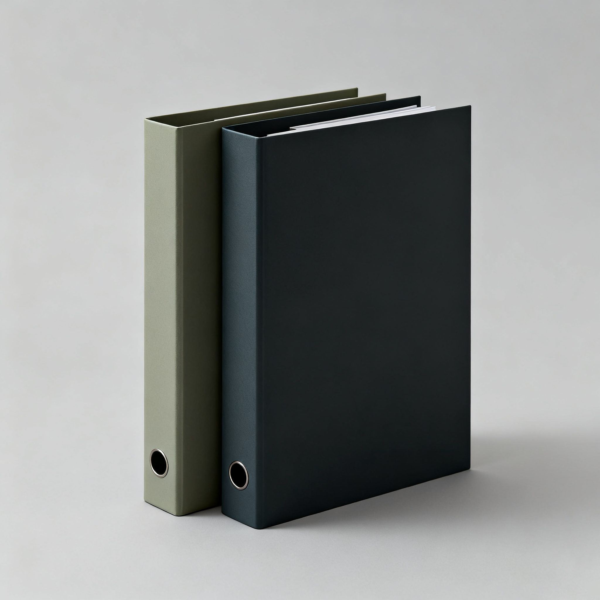 Minimalistisches Aktenset aus Metall und Leder(Enthält 3-4 Ordner)