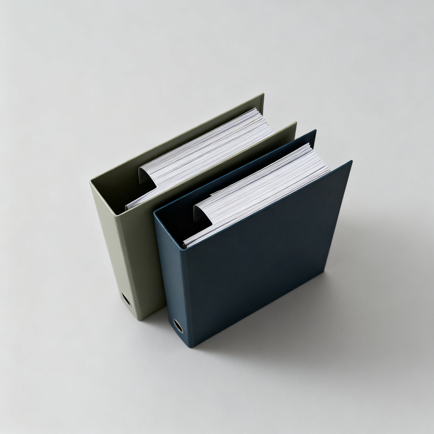 Minimalistisches Aktenset aus Metall und Leder(Enthält 3-4 Ordner)