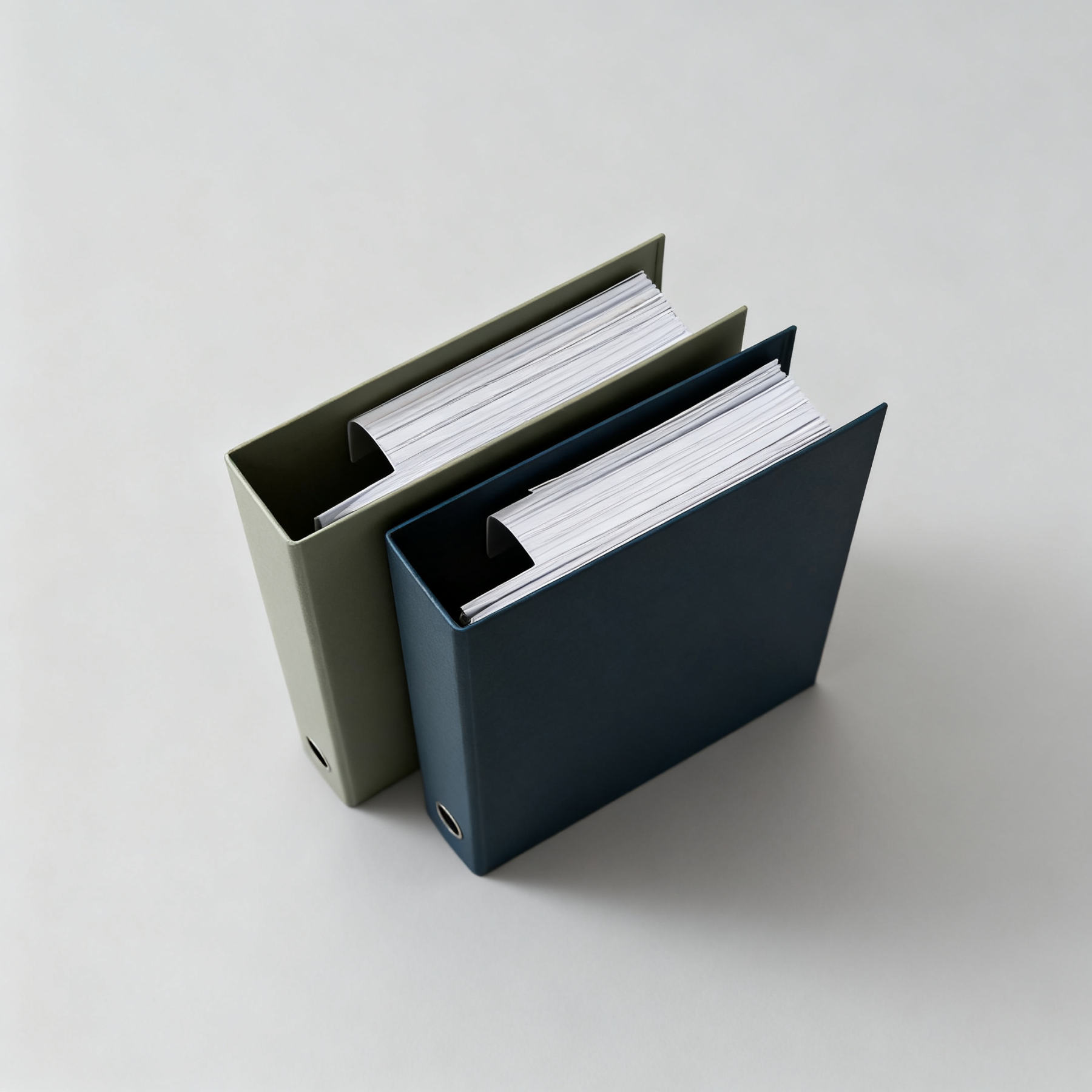 Minimalistisches Aktenset aus Metall und Leder(Enthält 3-4 Ordner)