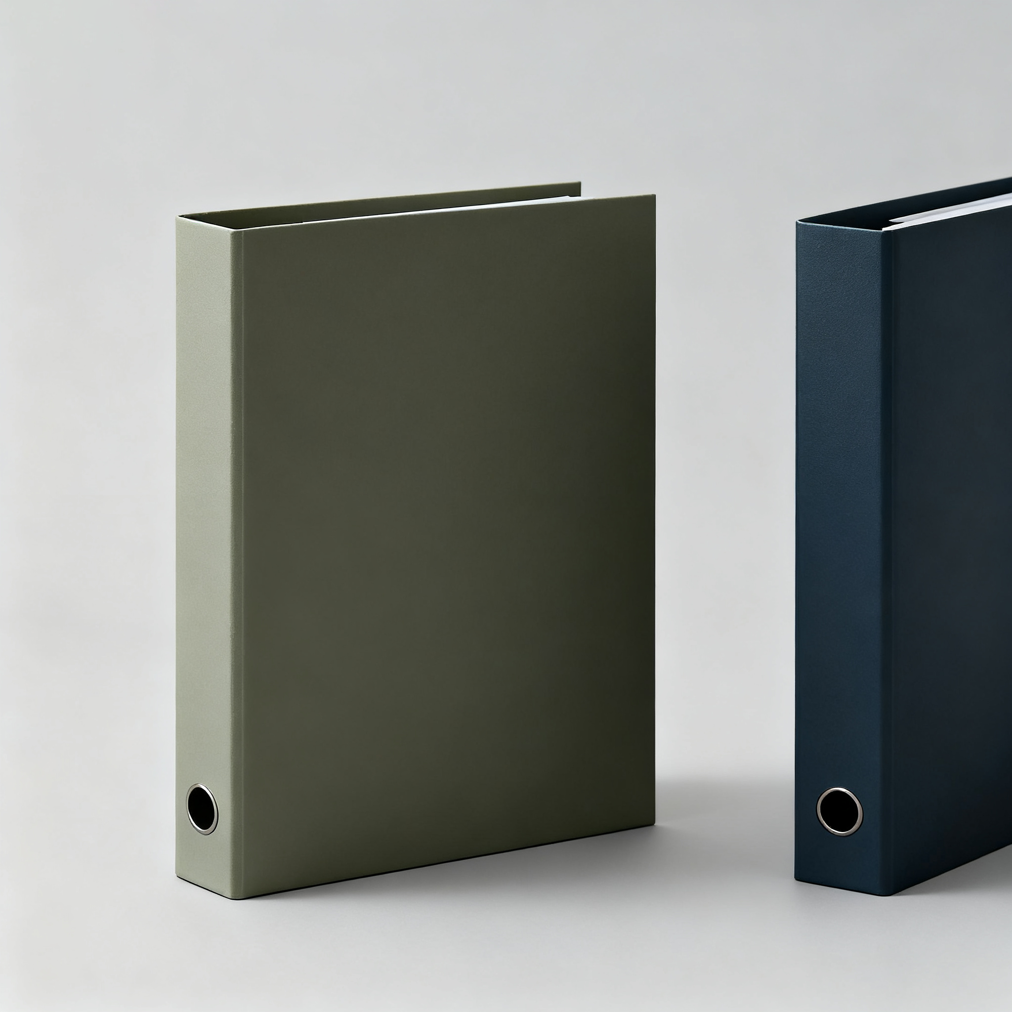 Minimalistisches Aktenset aus Metall und Leder(Enthält 3-4 Ordner)