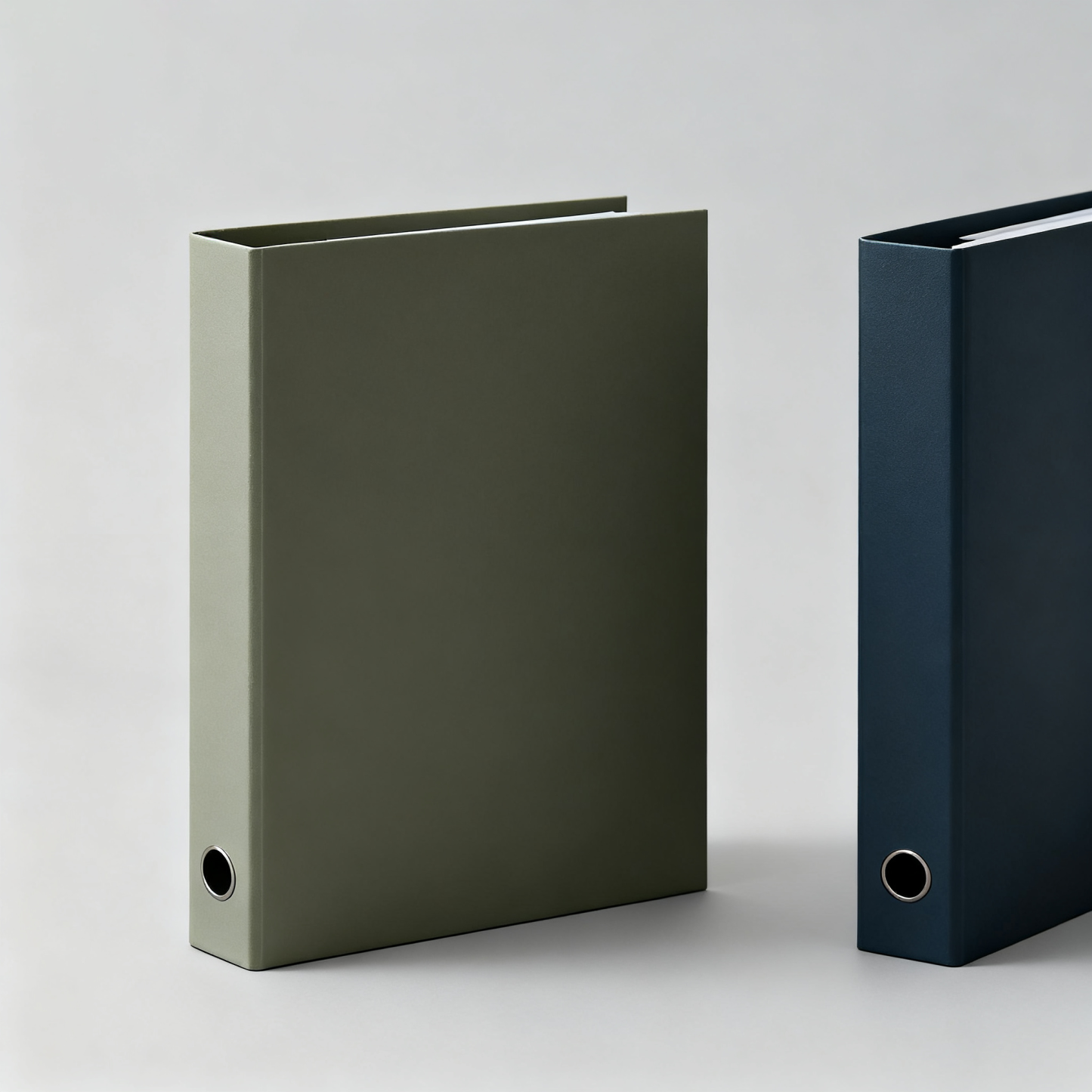 Minimalistisches Aktenset aus Metall und Leder(Enthält 3-4 Ordner)