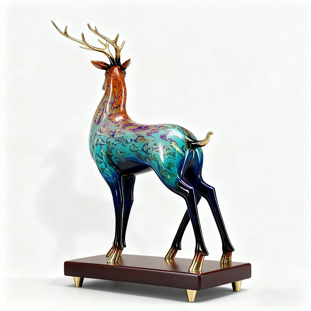 Handgefertigtes Hirschornament mit farbenfrohen Mustern