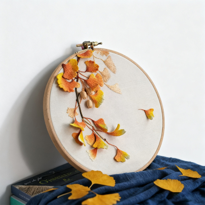 Herbstlicher Ginkgo-Stickanhänger