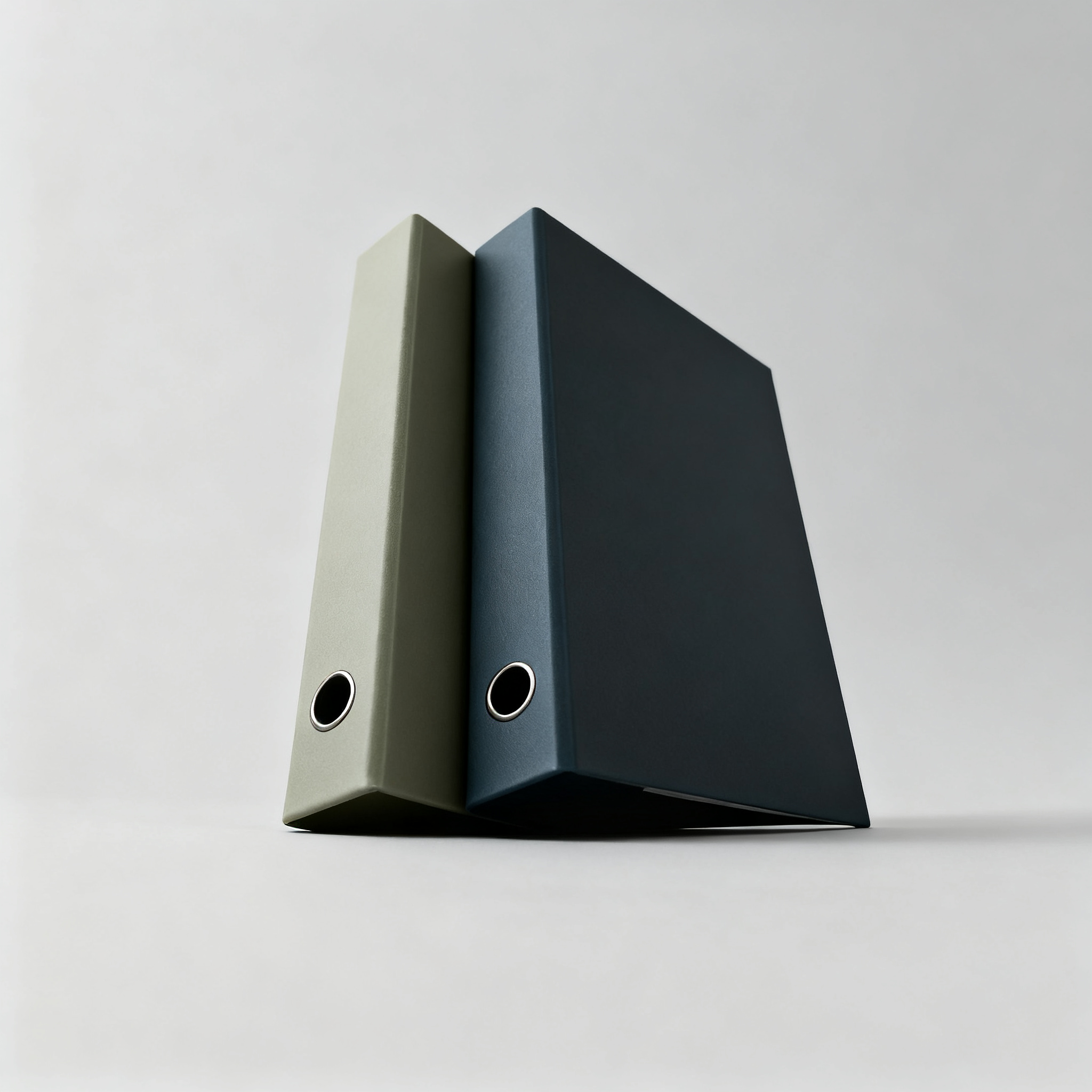 Minimalistisches Aktenset aus Metall und Leder(Enthält 3-4 Ordner)