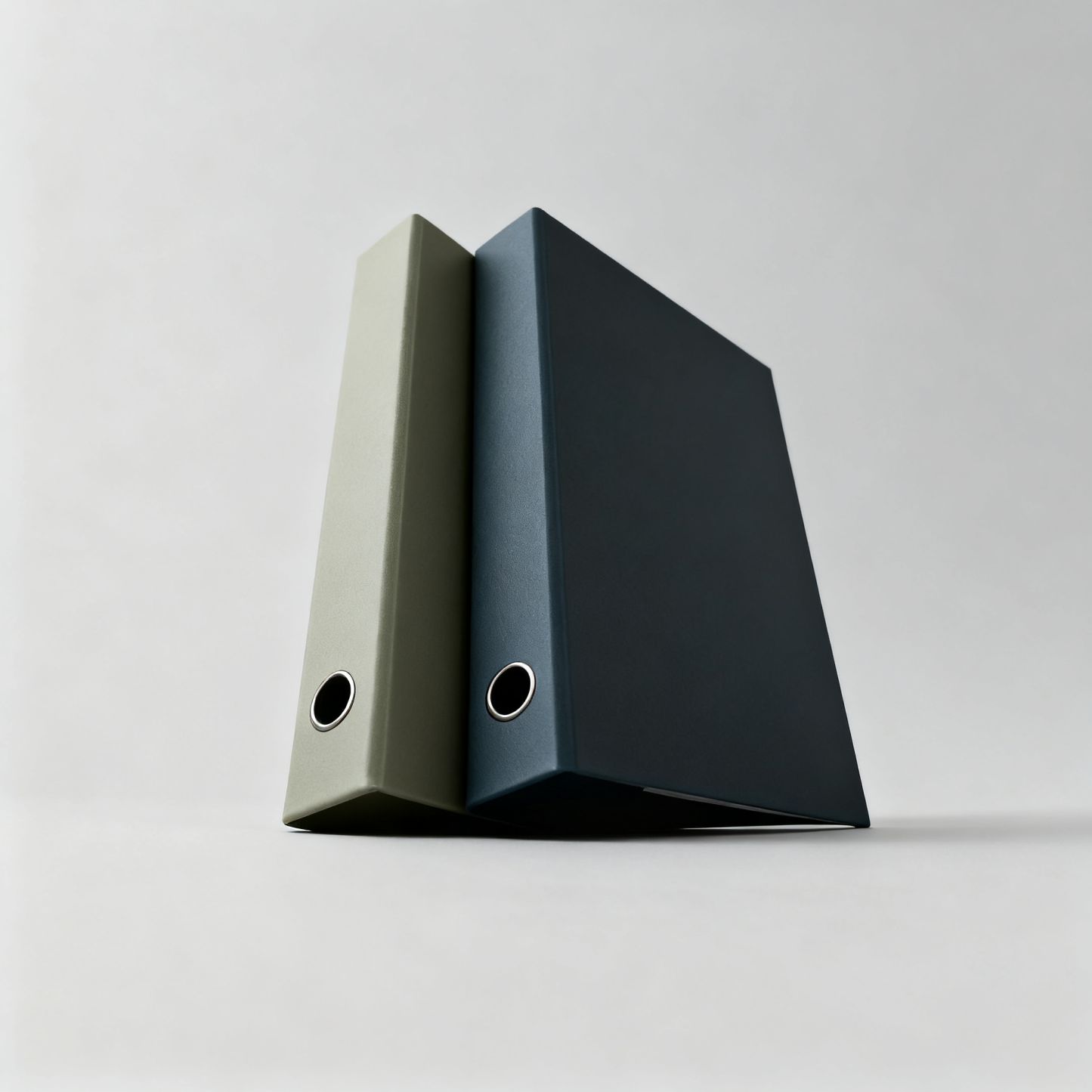 Minimalistisches Aktenset aus Metall und Leder(Enthält 3-4 Ordner)